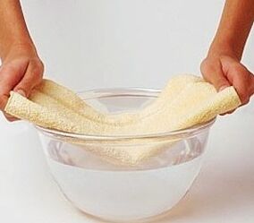 obklady s mátou a solí k léčbě plísní nehtů na nohou